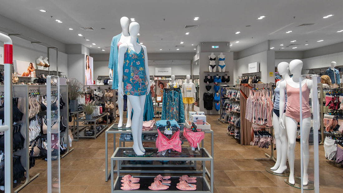 Marks & Spencer: Ανανεωμένα τα καταστήματα στο The Mall Athens και την Πάτρα
