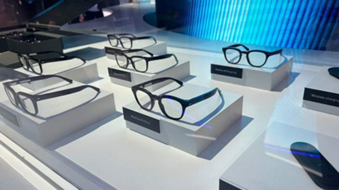 Έξυπνα γυαλιά με βοήθημα ακοής παρουσίασε η EssilorLuxottica